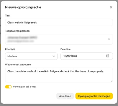 Het venster Nieuwe opvolgingsactie ingevuld met een titel, een toegewezen persoon, Prioriteit Medium, een deadline, wat er moet gebeuren, en Verwittigen per e-mail aan