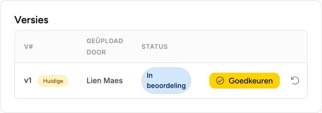 De kaart Versies van een document met een versie In beoordeling en de knop Goedkeuren