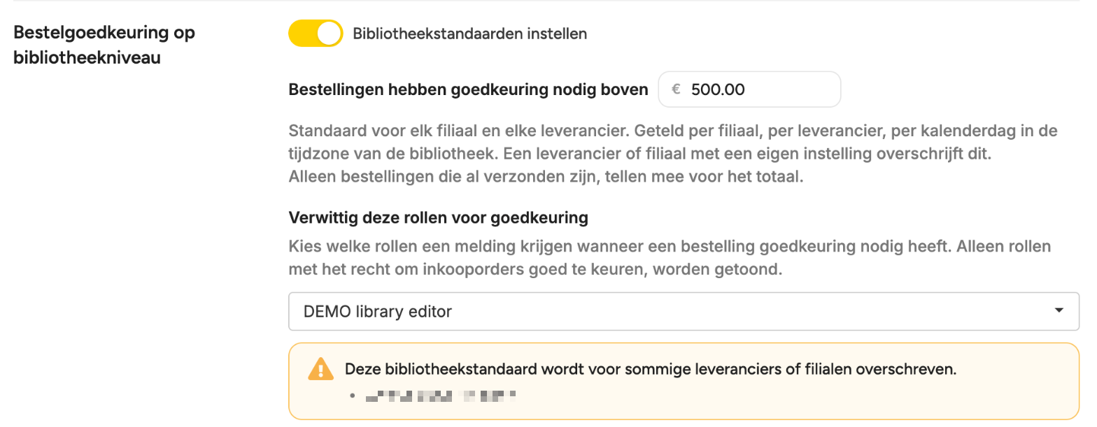 Bibliotheekinstellingen, rij Bestelgoedkeuring op bibliotheekniveau met Bibliotheekstandaarden instellen aan, het bedrag 500.00 bij Bestellingen hebben goedkeuring nodig boven en de goedkeuringsrol bij Verwittig deze rollen voor goedkeuring
